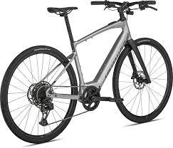 Un vélo électrique tout chemin gris 